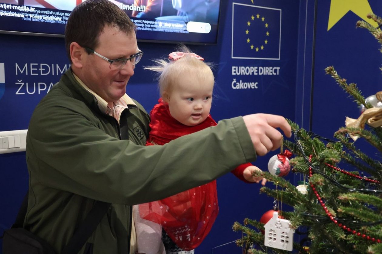 ČAKOVEC Djeca iz Udruge za sindrom Down kitila božićni bor u Županiji (21) ČAKOVEC Djeca iz Udruge za sindrom Down kitila božićni bor u Županiji (21)
