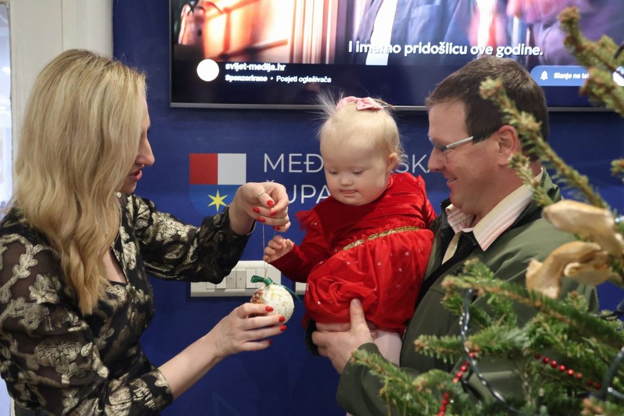 ČAKOVEC Djeca iz Udruge za sindrom Down kitila božićni bor u Županiji (22) ČAKOVEC Djeca iz Udruge za sindrom Down kitila božićni bor u Županiji (22)