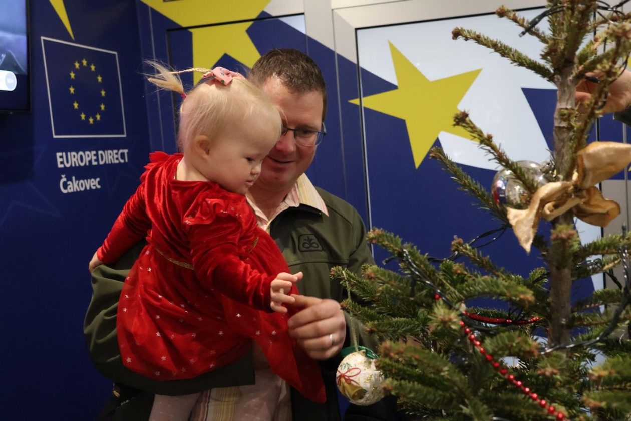 ČAKOVEC Djeca iz Udruge za sindrom Down kitila božićni bor u Županiji (23) ČAKOVEC Djeca iz Udruge za sindrom Down kitila božićni bor u Županiji (23)