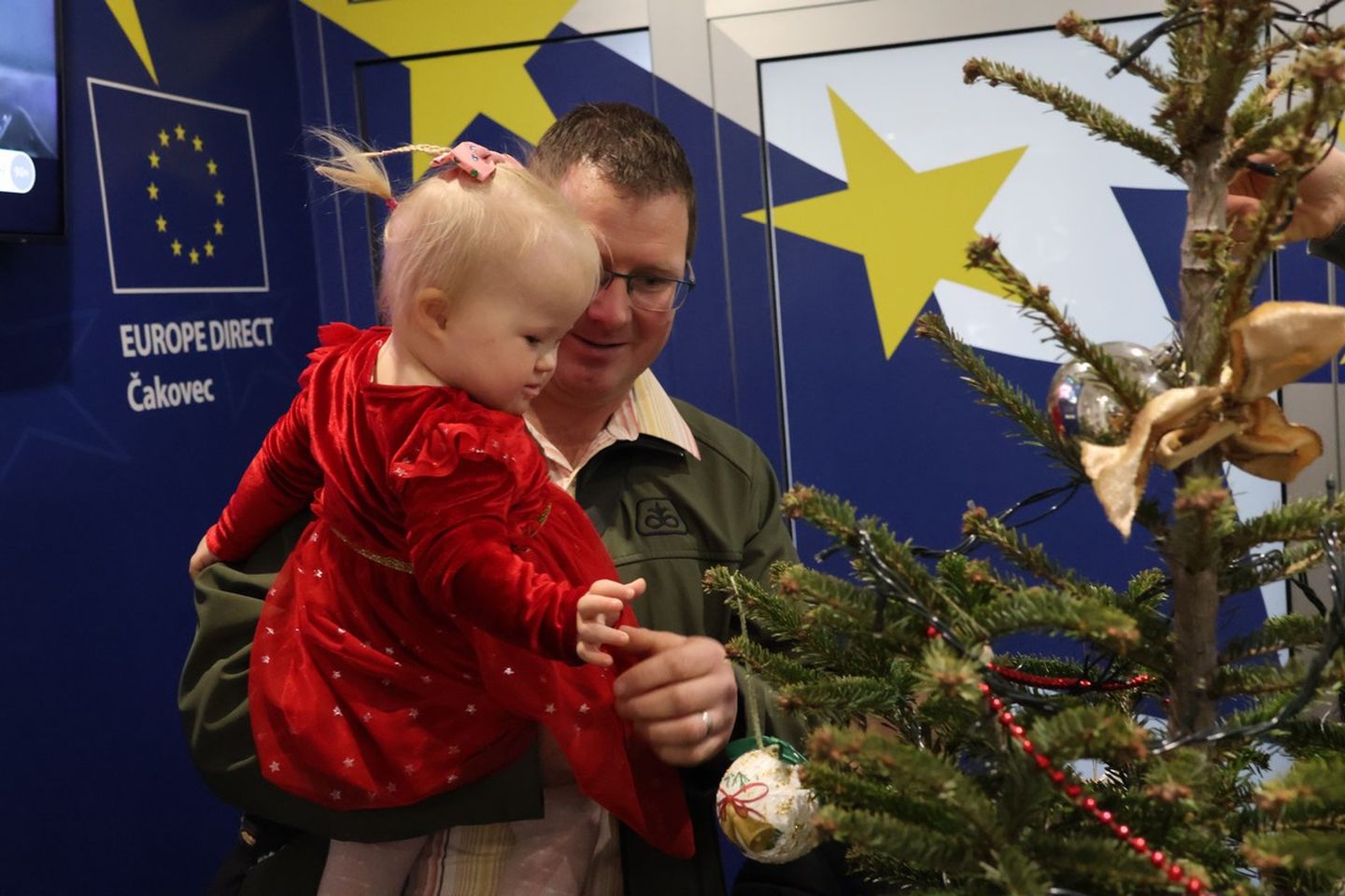 ČAKOVEC Djeca iz Udruge za sindrom Down kitila božićni bor u Županiji (23)