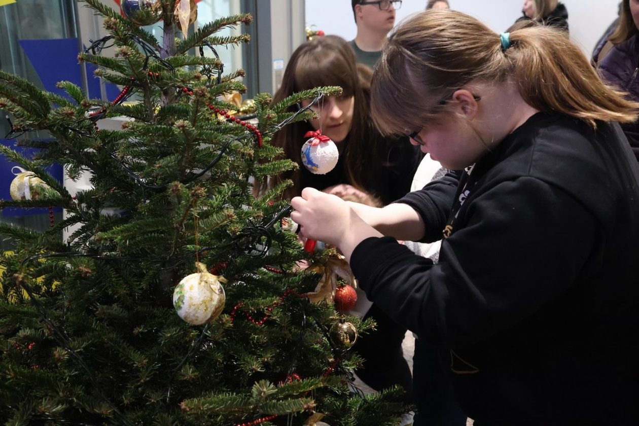 ČAKOVEC Djeca iz Udruge za sindrom Down kitila božićni bor u Županiji (24) ČAKOVEC Djeca iz Udruge za sindrom Down kitila božićni bor u Županiji (24)