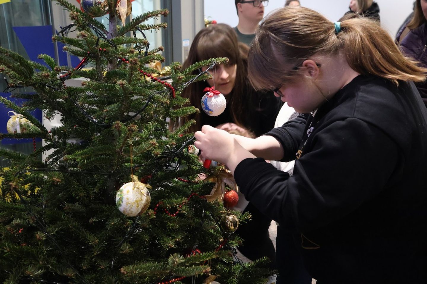 ČAKOVEC Djeca iz Udruge za sindrom Down kitila božićni bor u Županiji (24)