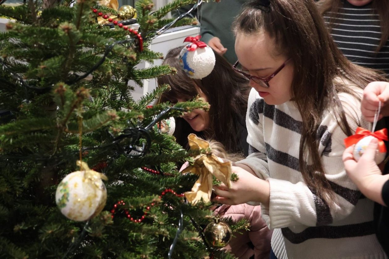 ČAKOVEC Djeca iz Udruge za sindrom Down kitila božićni bor u Županiji (25) ČAKOVEC Djeca iz Udruge za sindrom Down kitila božićni bor u Županiji (25)