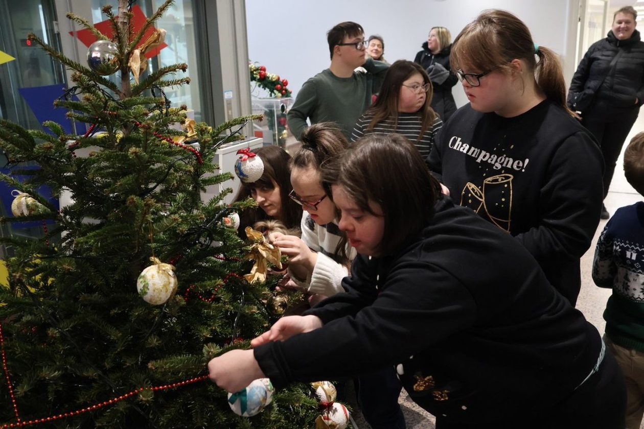 ČAKOVEC Djeca iz Udruge za sindrom Down kitila božićni bor u Županiji (26) ČAKOVEC Djeca iz Udruge za sindrom Down kitila božićni bor u Županiji (26)