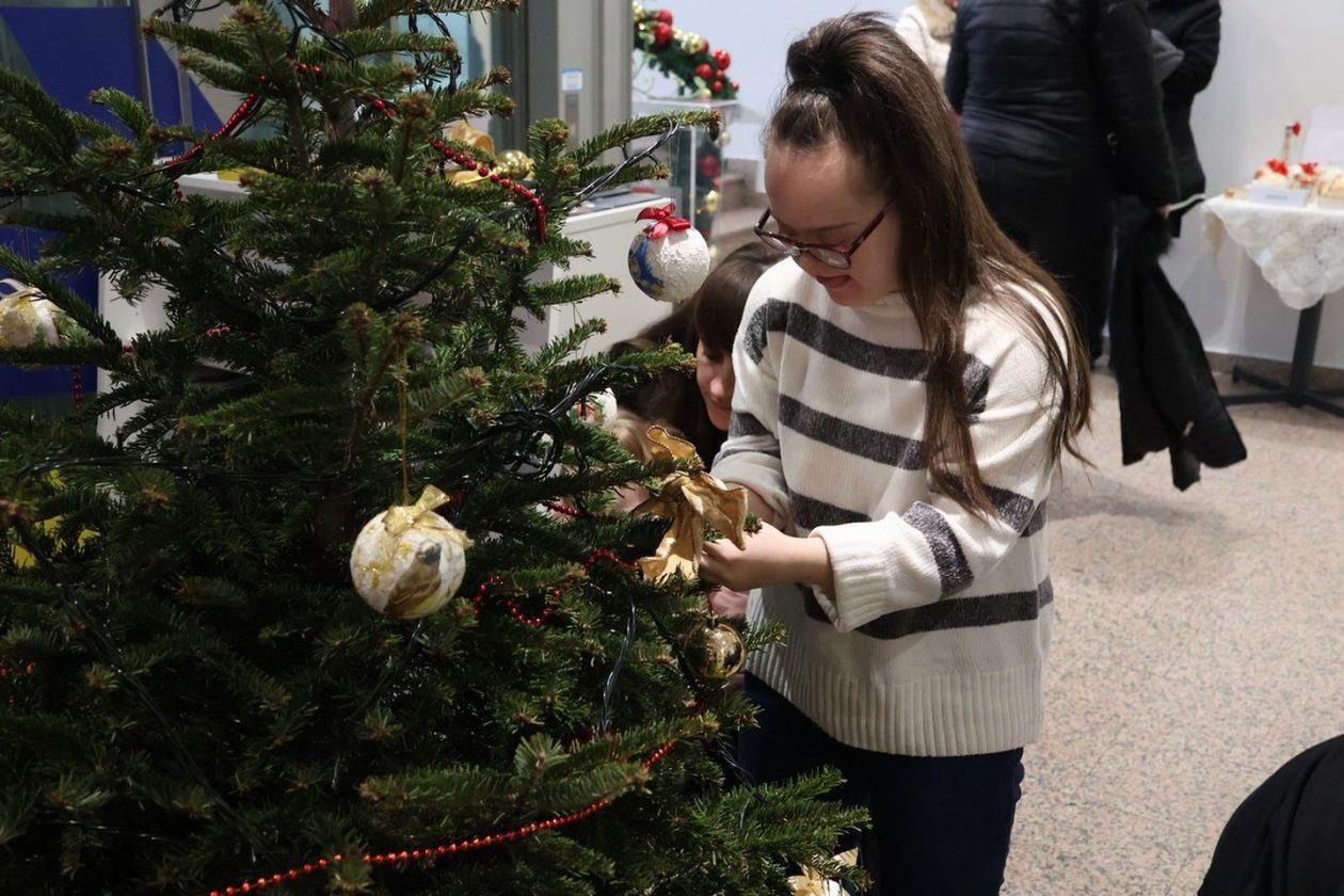 ČAKOVEC Djeca iz Udruge za sindrom Down kitila božićni bor u Županiji (27) ČAKOVEC Djeca iz Udruge za sindrom Down kitila božićni bor u Županiji (27)