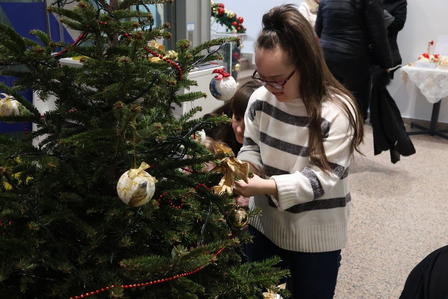 ČAKOVEC Djeca iz Udruge za sindrom Down kitila božićni bor u Županiji (27)