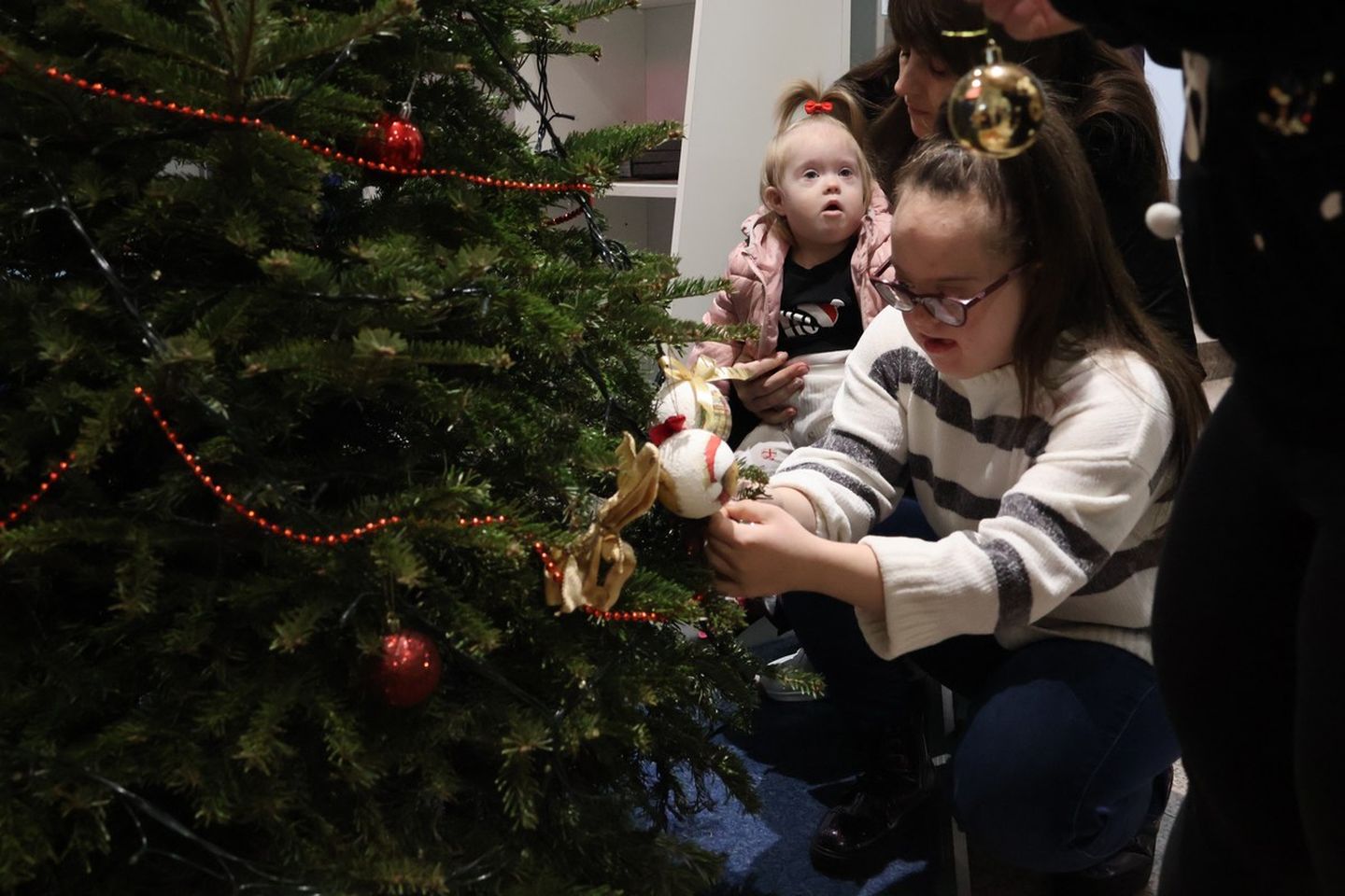 ČAKOVEC Djeca iz Udruge za sindrom Down kitila božićni bor u Županiji (28)