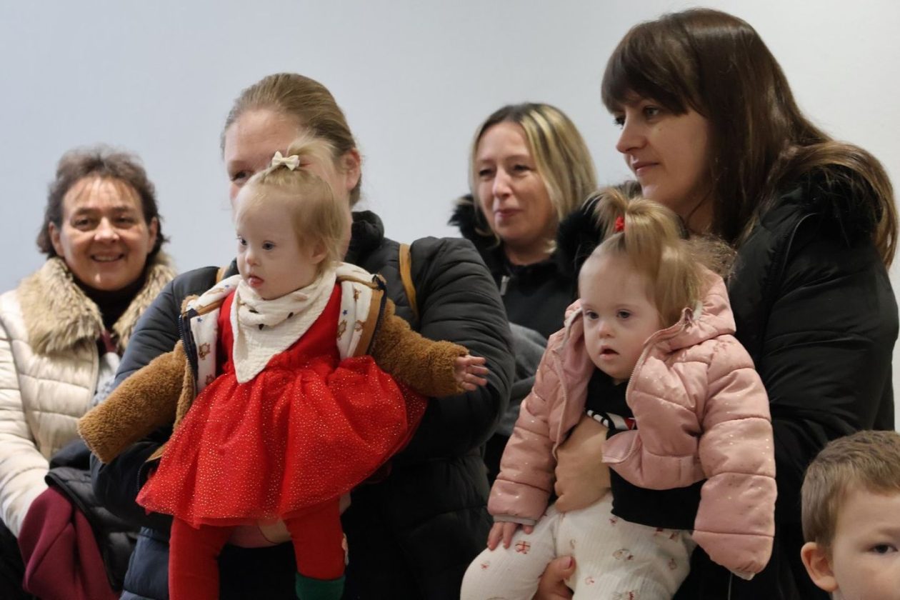 ČAKOVEC Djeca iz Udruge za sindrom Down kitila božićni bor u Županiji (29) ČAKOVEC Djeca iz Udruge za sindrom Down kitila božićni bor u Županiji (29)