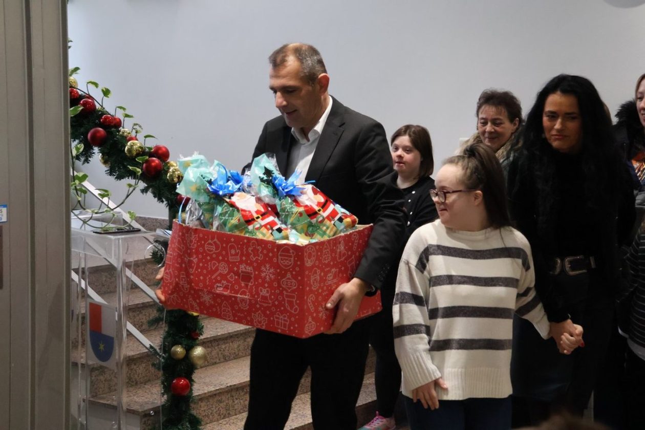 ČAKOVEC Djeca iz Udruge za sindrom Down kitila božićni bor u Županiji (3) ČAKOVEC Djeca iz Udruge za sindrom Down kitila božićni bor u Županiji (3)