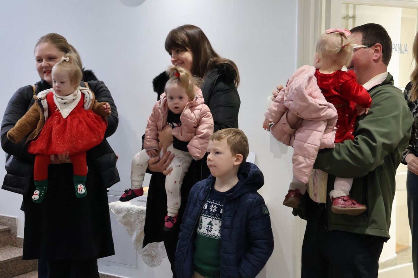 ČAKOVEC Djeca iz Udruge za sindrom Down kitila božićni bor u Županiji (30)