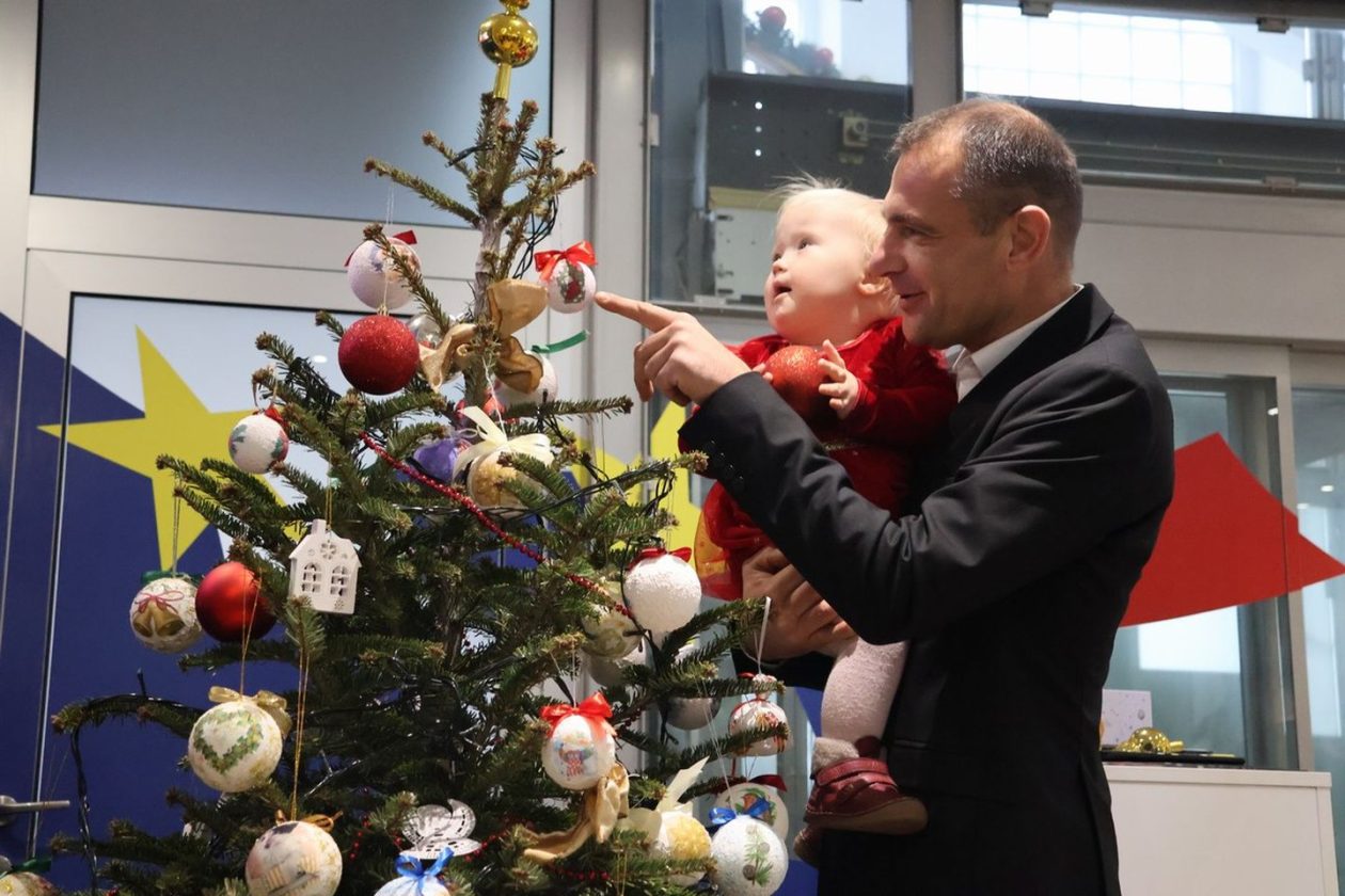 ČAKOVEC Djeca iz Udruge za sindrom Down kitila božićni bor u Županiji (6) ČAKOVEC Djeca iz Udruge za sindrom Down kitila božićni bor u Županiji (6)