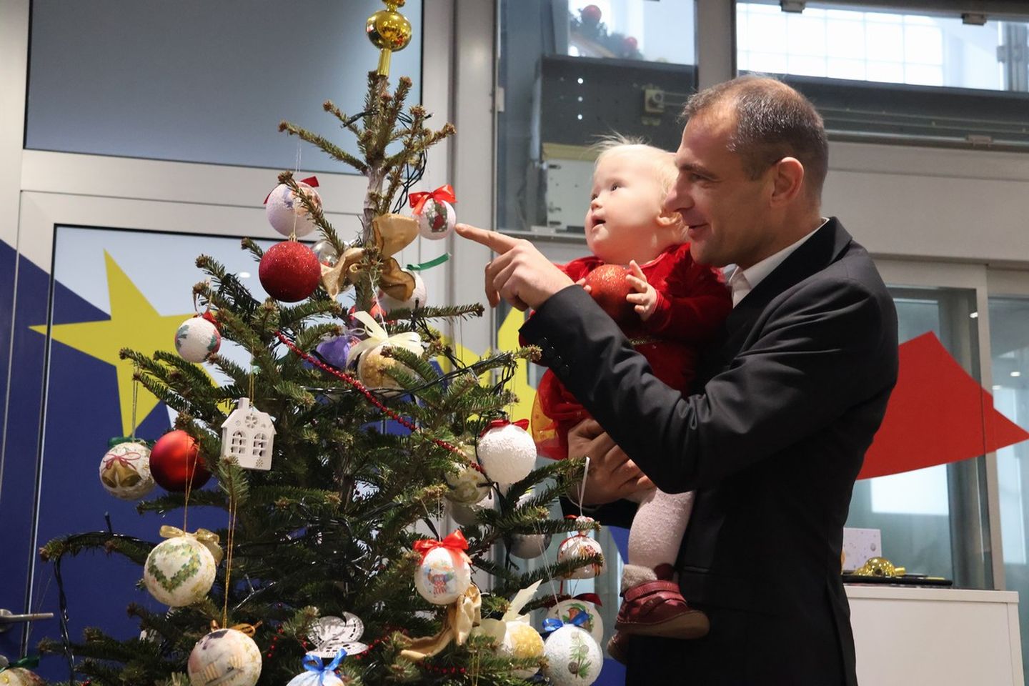 ČAKOVEC Djeca iz Udruge za sindrom Down kitila božićni bor u Županiji (6)