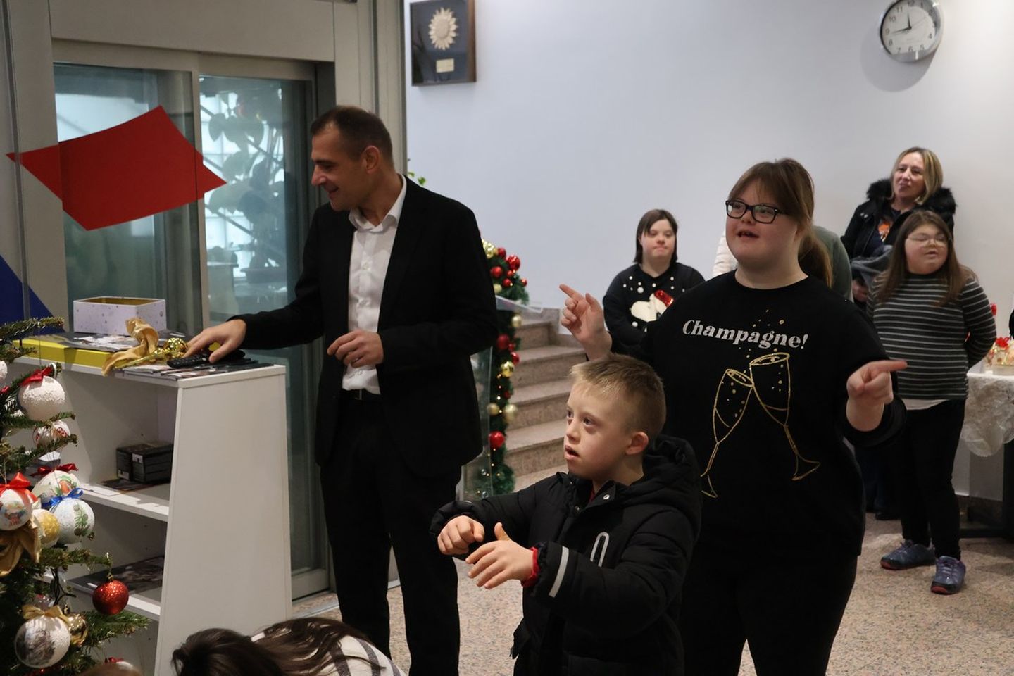 ČAKOVEC Djeca iz Udruge za sindrom Down kitila božićni bor u Županiji (7)