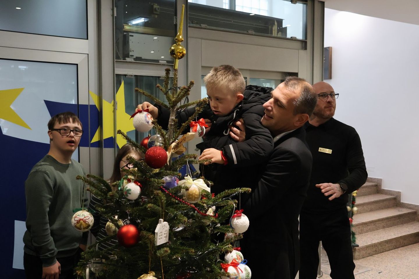 ČAKOVEC Djeca iz Udruge za sindrom Down kitila božićni bor u Županiji (8)