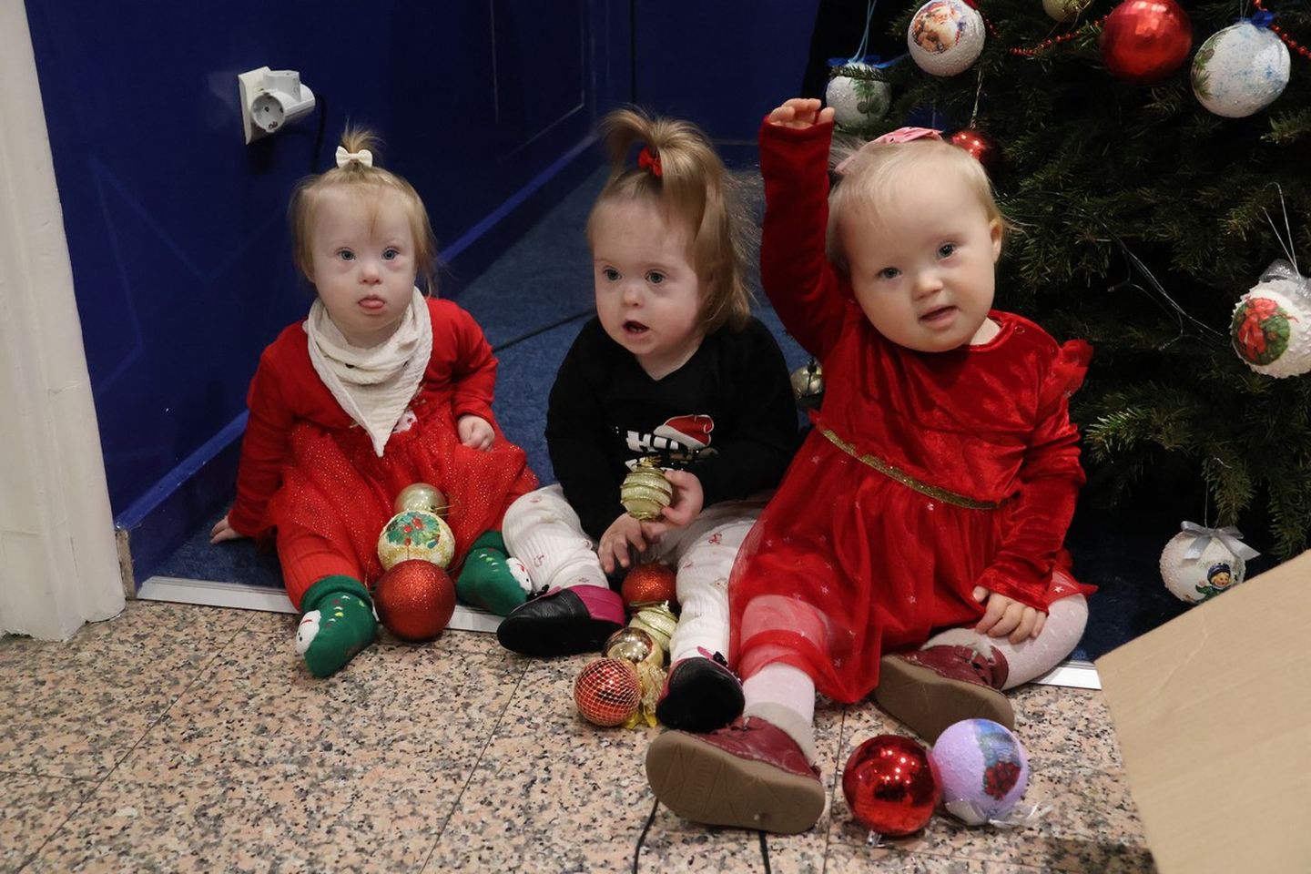 ČAKOVEC Djeca iz Udruge za sindrom Down kitila božićni bor u Županiji (9)