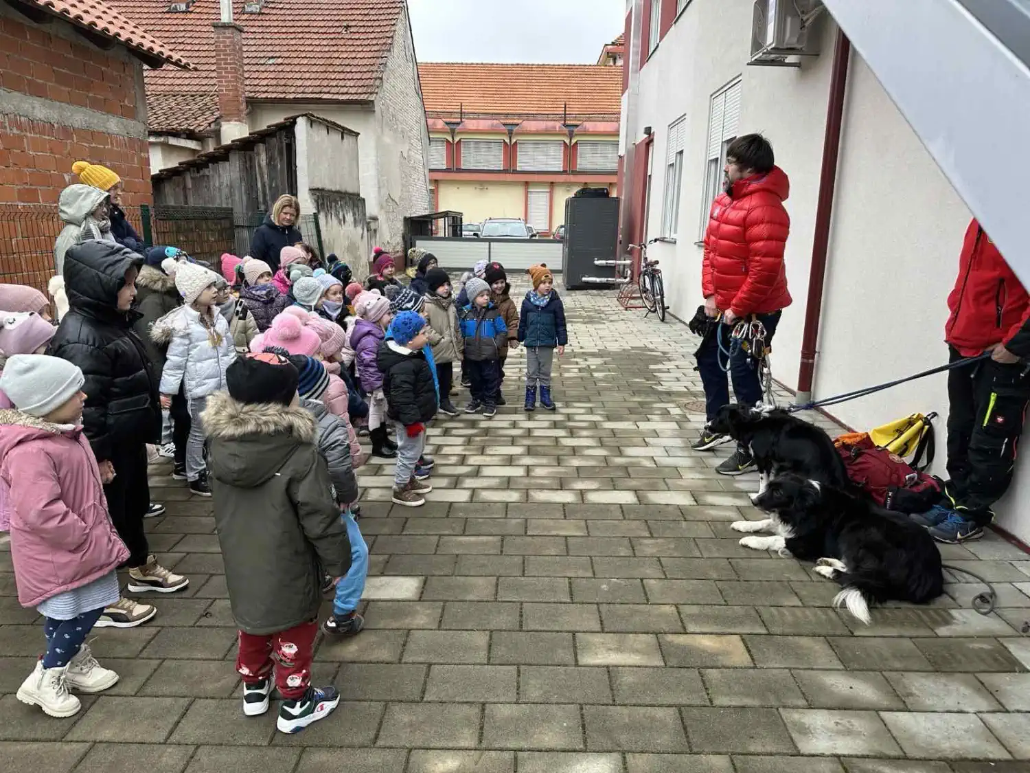 ČAKOVEC HGSS posjetio dječji vrtić ‘Dječja mašta’ Edukacija o sigurnosti uz pomoć pasa (2)