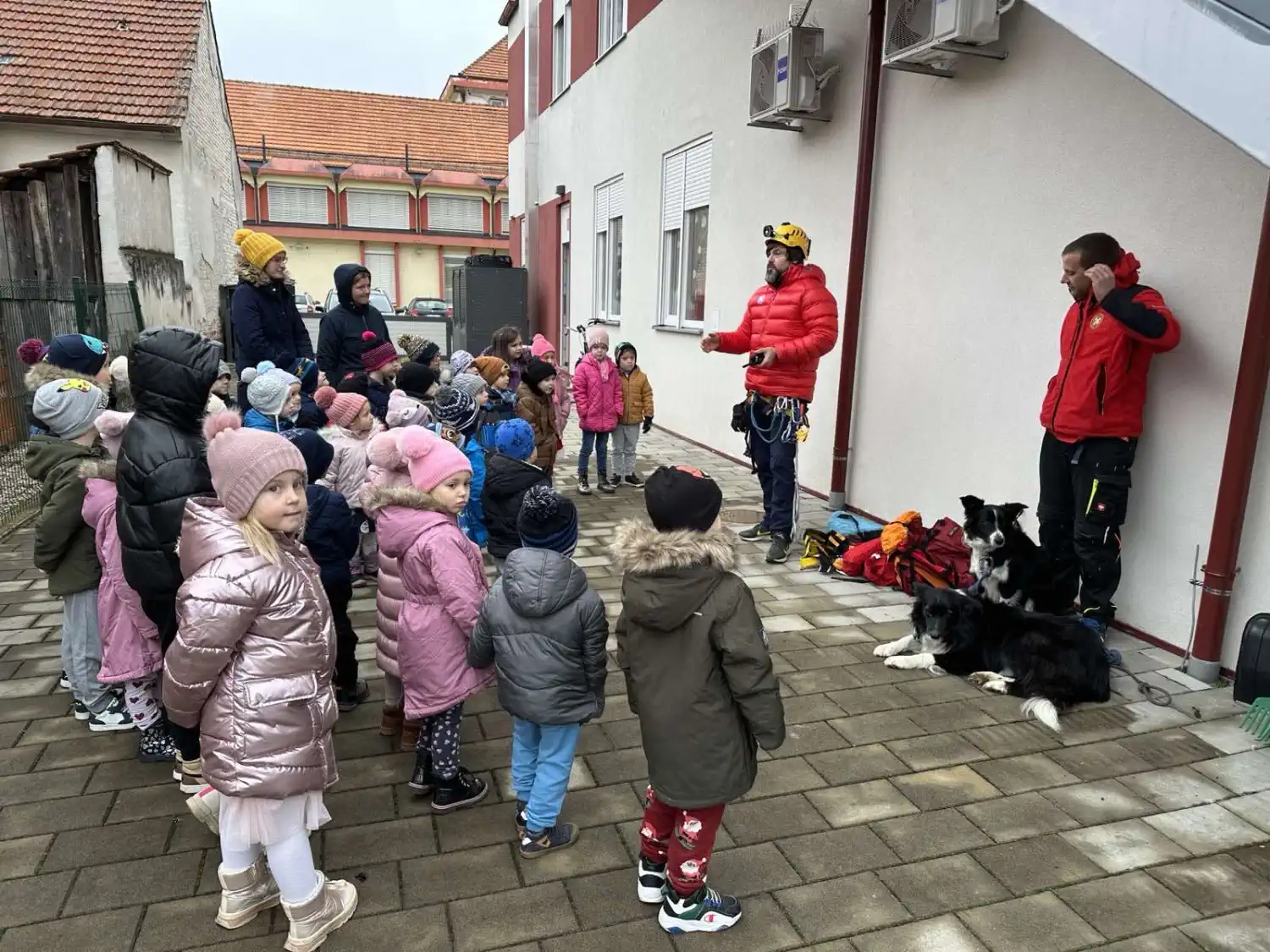 ČAKOVEC HGSS posjetio dječji vrtić ‘Dječja mašta’ Edukacija o sigurnosti uz pomoć pasa (5)