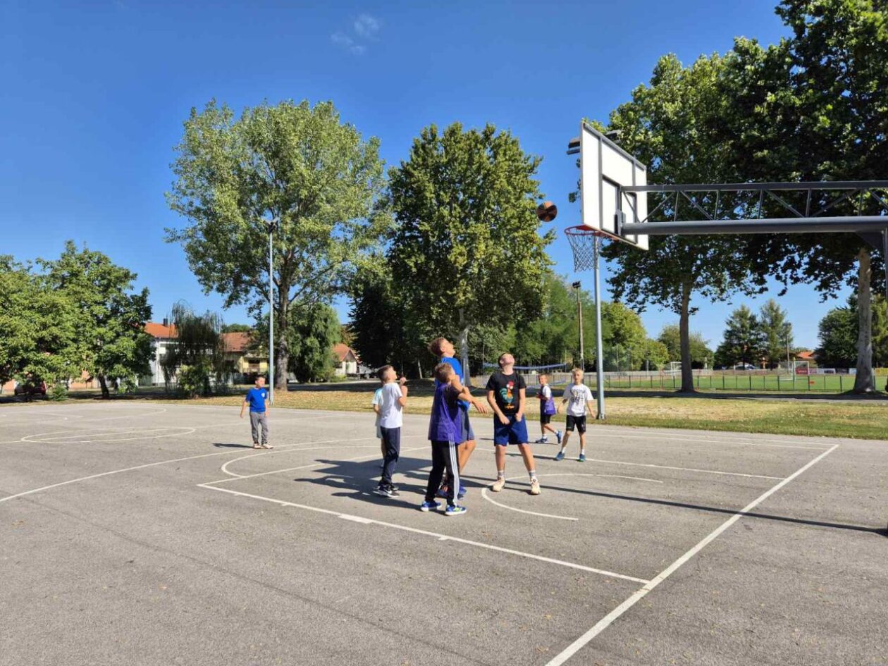 ČAKOVEC Ljetni sportski kampovi „Svaki tjedan sport jedan“ okupili djecu na košarci, squashu i rukometu (5)