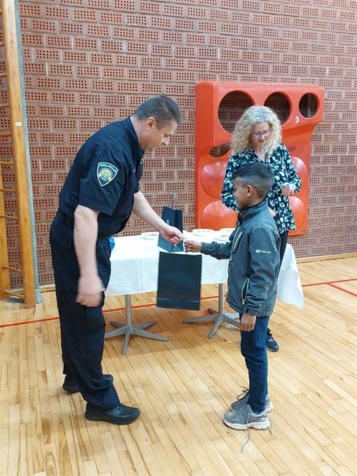 ČAKOVEC Petaši iz Macinca posjetili međimursku policiju u sklopu projekta Imam izbor (12)