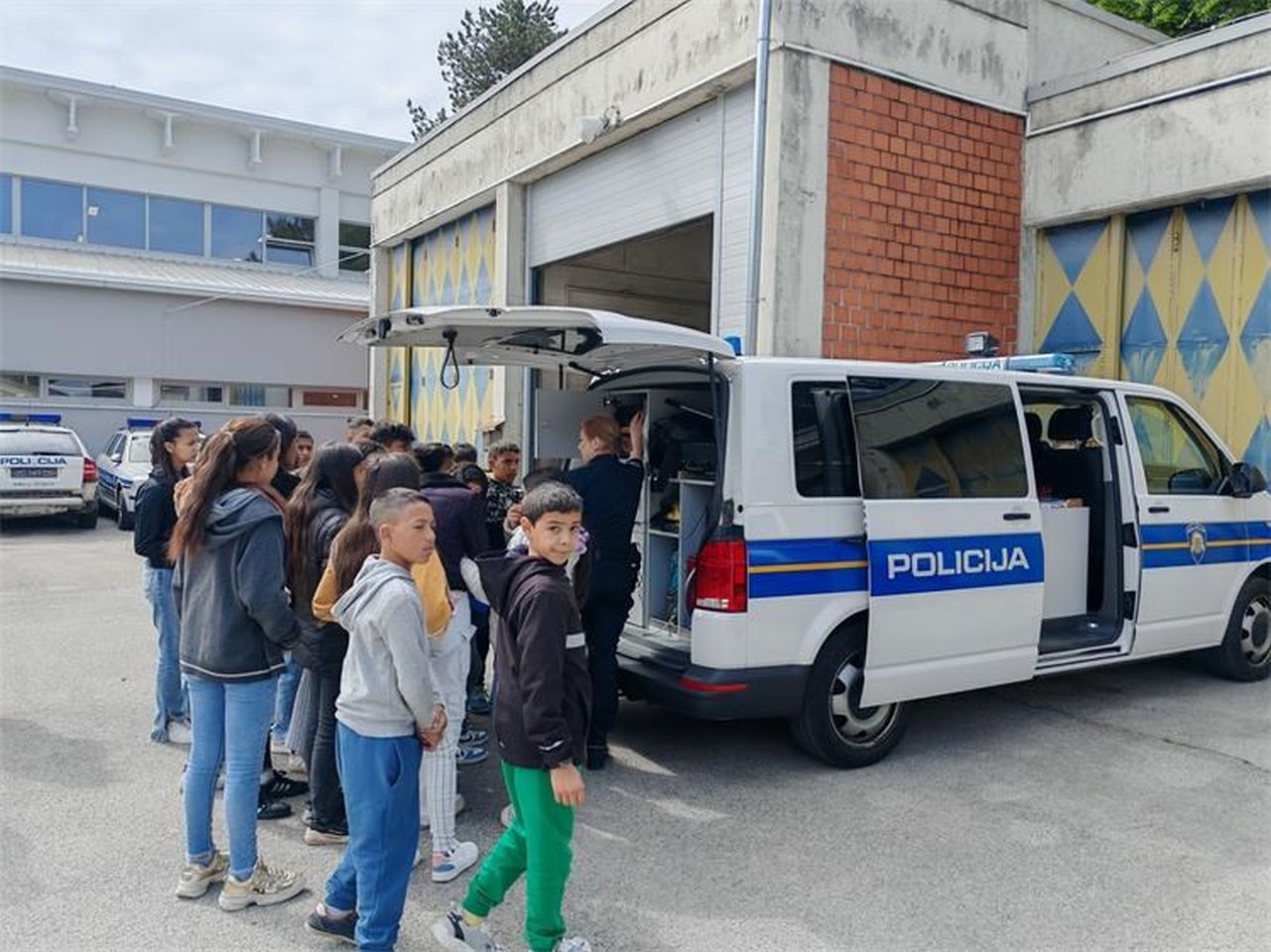 ČAKOVEC Petaši iz Macinca posjetili međimursku policiju u sklopu projekta Imam izbor (7)