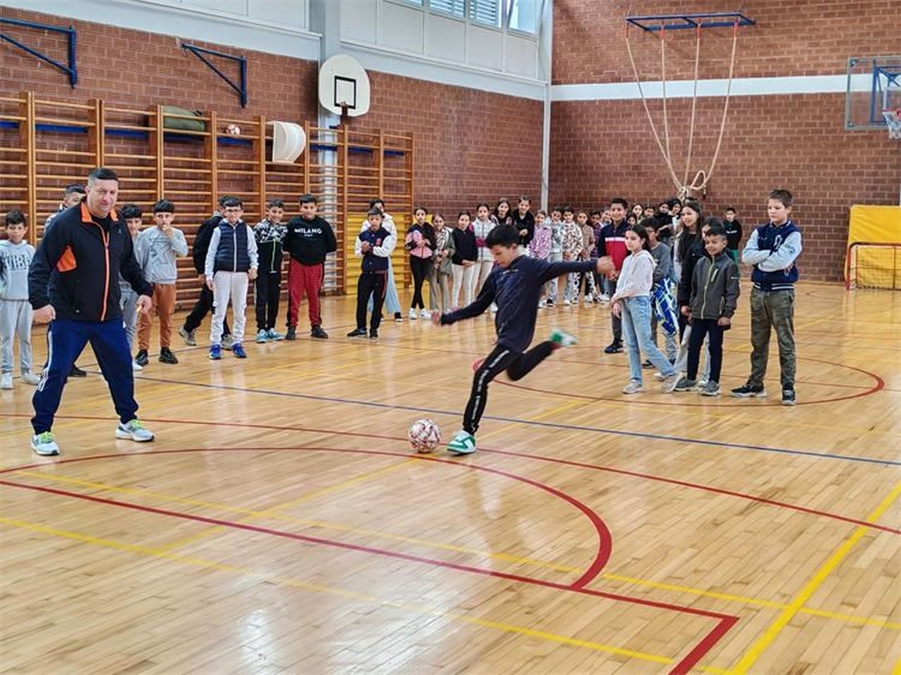 ČAKOVEC Petaši iz Macinca posjetili međimursku policiju u sklopu projekta Imam izbor (8)