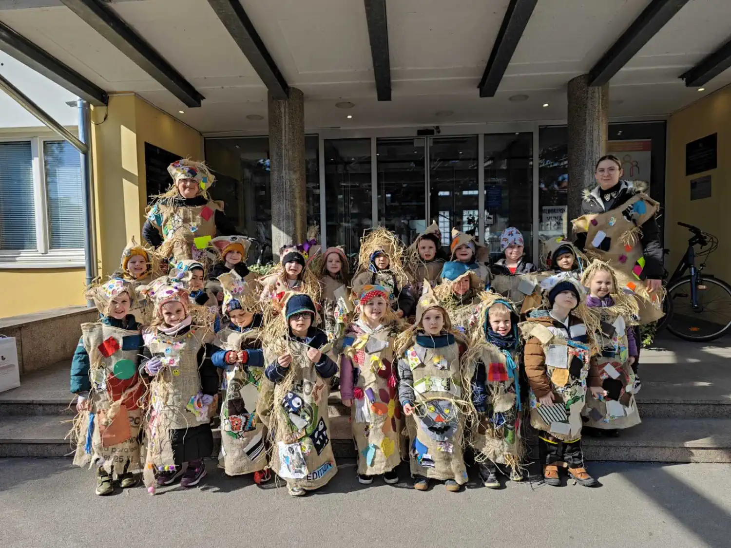 ČAKOVEC Veseli roj pčelica uletio u zgradu Međimurske županije (1)