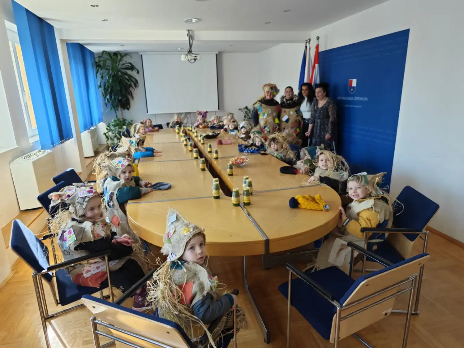 ČAKOVEC Veseli roj pčelica uletio u zgradu Međimurske županije (3)