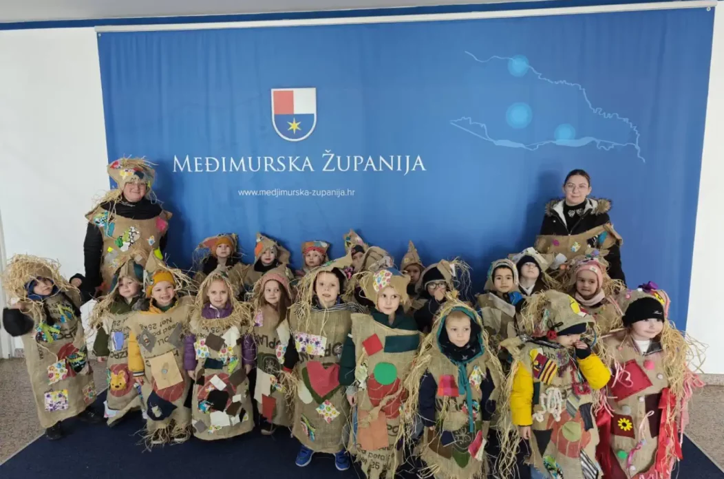 ČAKOVEC Veseli roj pčelica uletio u zgradu Međimurske županije (6)