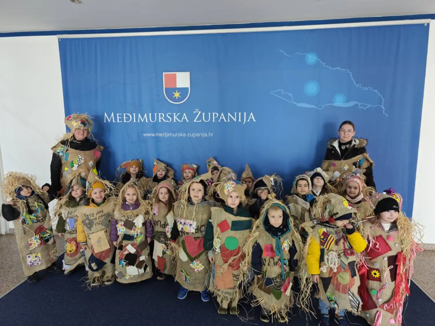 ČAKOVEC Veseli roj pčelica uletio u zgradu Međimurske županije (6)