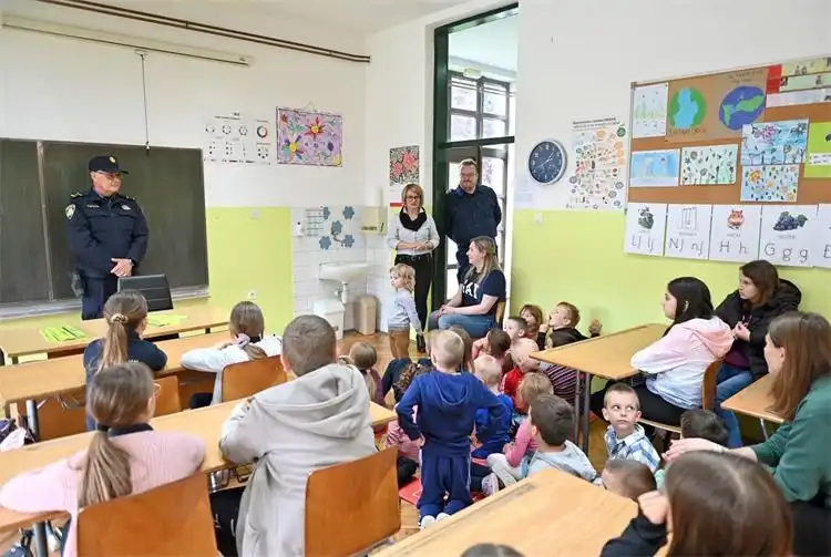 CIRKOVLJAN Vatrogasci i kontakt policija posjetili mališane te održali niz preventivnih aktivnosti (3)