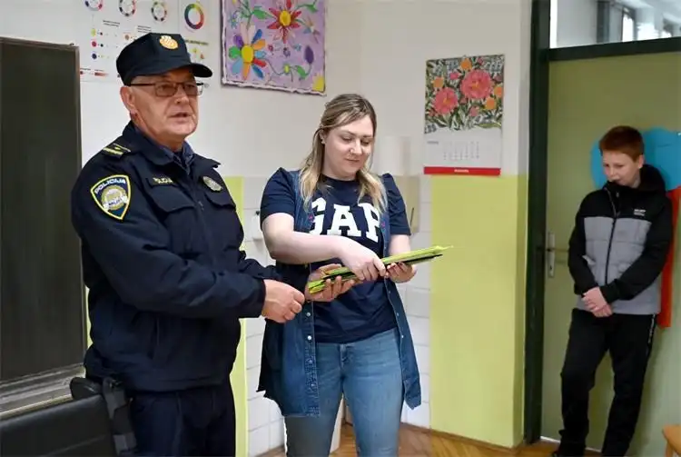 CIRKOVLJAN Vatrogasci i kontakt policija posjetili mališane te održali niz preventivnih aktivnosti (4)