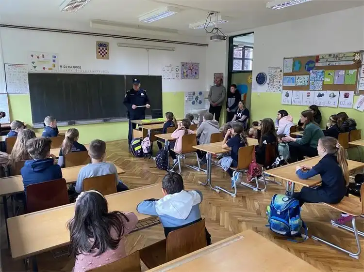 CIRKOVLJAN Vatrogasci i kontakt policija posjetili mališane te održali niz preventivnih aktivnosti (5)