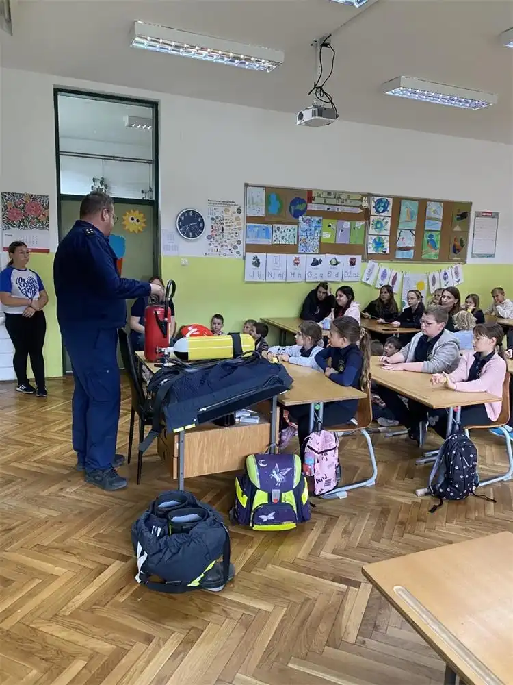 CIRKOVLJAN Vatrogasci i kontakt policija posjetili mališane te održali niz preventivnih aktivnosti (6)