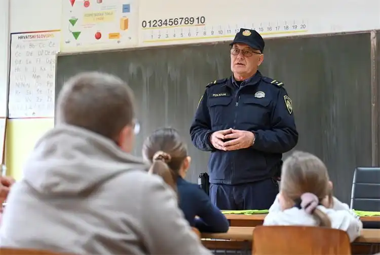 CIRKOVLJAN Vatrogasci i kontakt policija posjetili mališane te održali niz preventivnih aktivnosti (7)