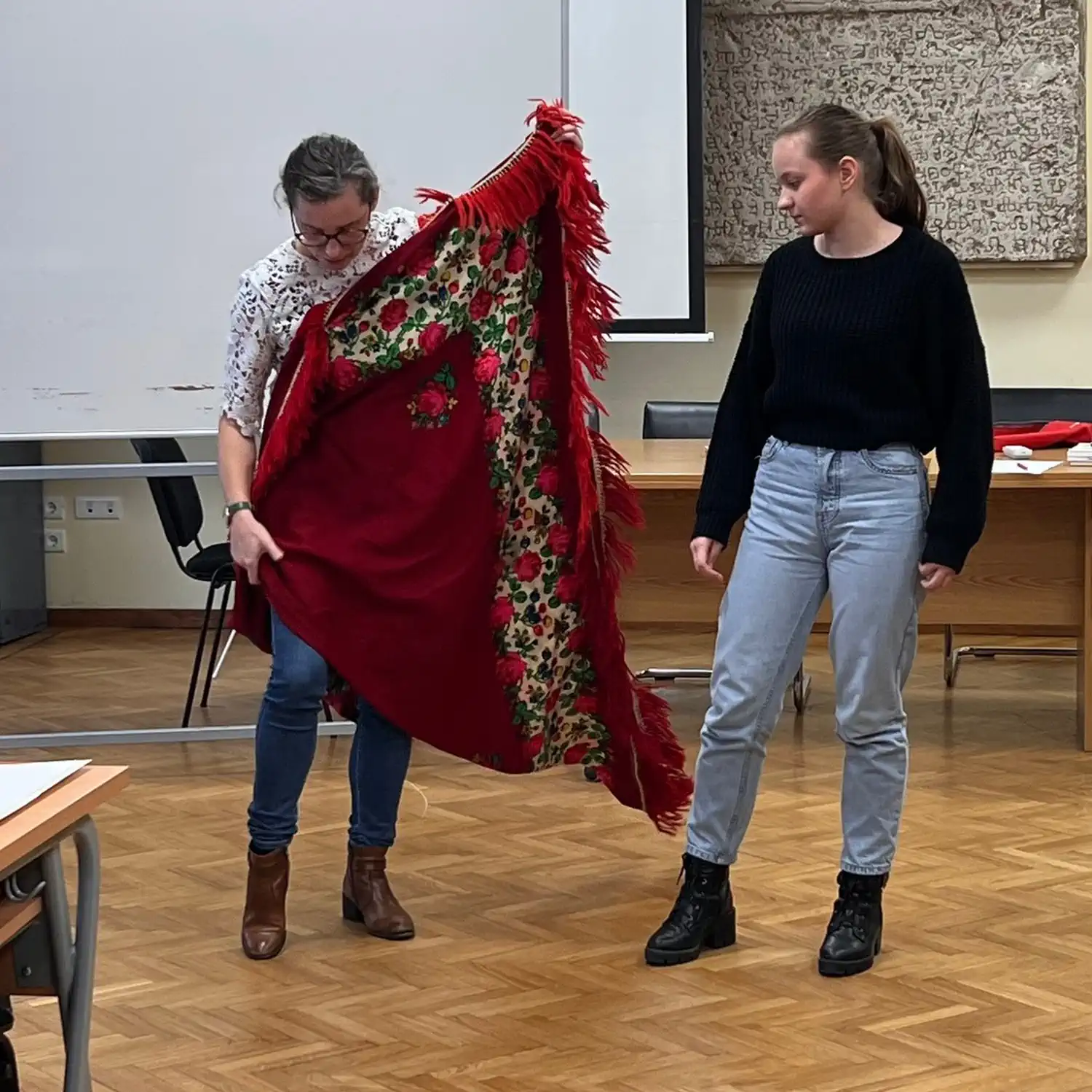 ČUVARI BAŠTINE Međimurska narodna nošnja u središtu predavanja za gimnazijske folkloraše (2) ČUVARI BAŠTINE Međimurska narodna nošnja u središtu predavanja za gimnazijske folkloraše (2)