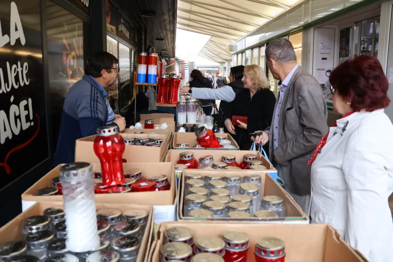 Čakovec, tržnica, 31.10.2025., Svi sveti, aranžmani (39)