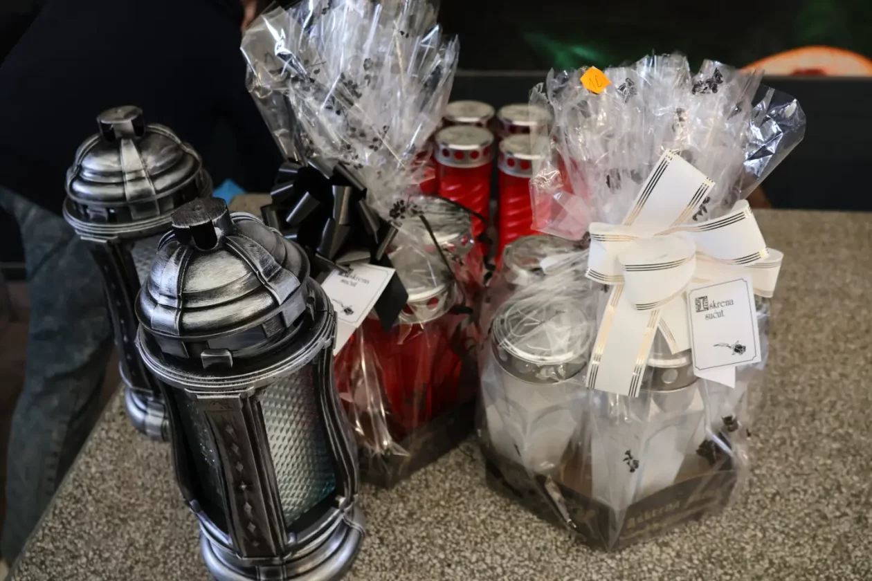 Čakovec, tržnica, 31.10.2025., Svi sveti, aranžmani (42)