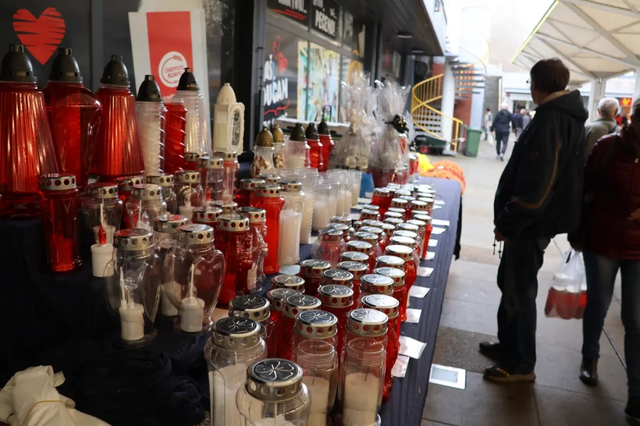 Čakovec, tržnica, 31.10.2025., Svi sveti, aranžmani (44)