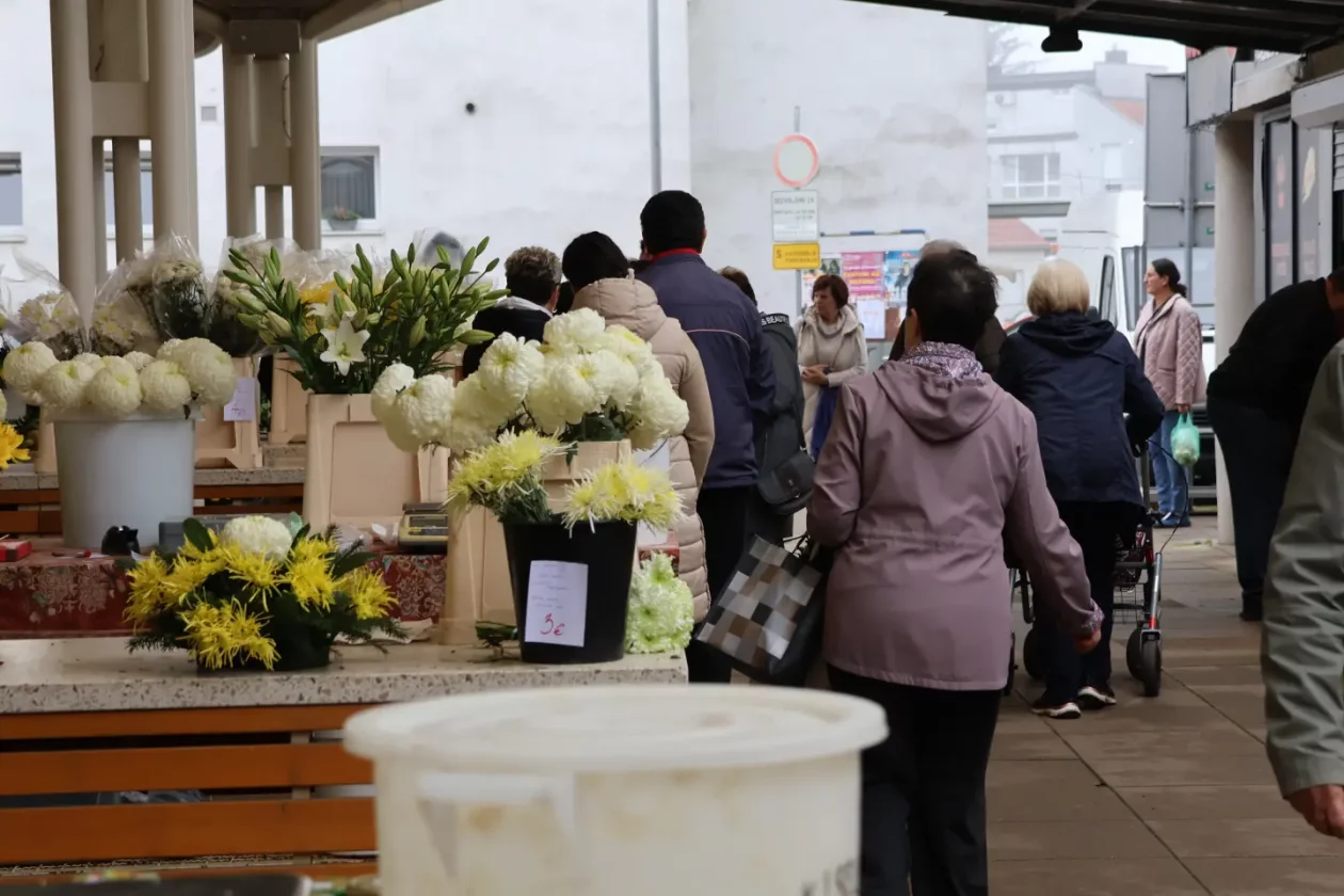 Čakovec, tržnica, 31.10.2025., Svi sveti, aranžmani (48)