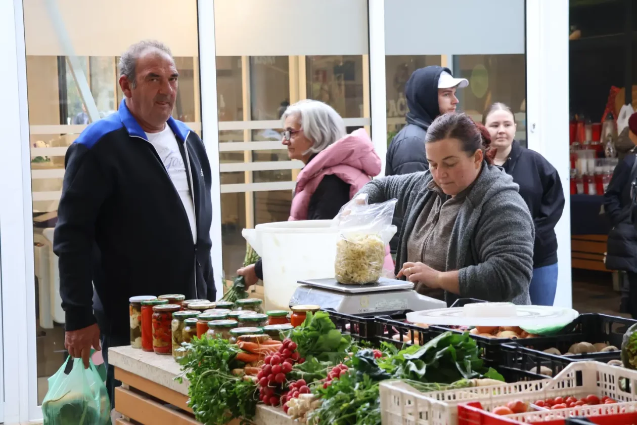 Čakovec, tržnica, 31.10.2025., Svi sveti, aranžmani (53)