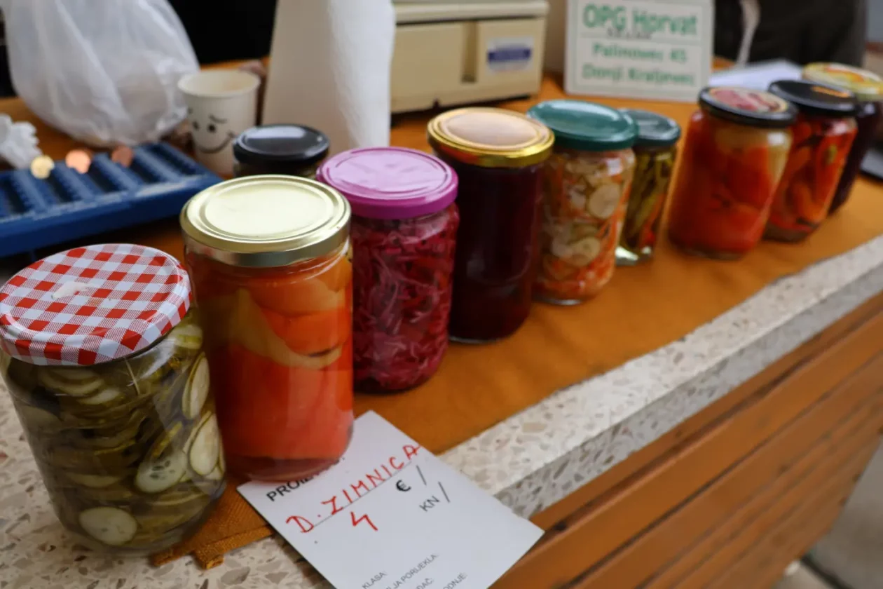 Čakovec, tržnica, 31.10.2025., Svi sveti, aranžmani (67)