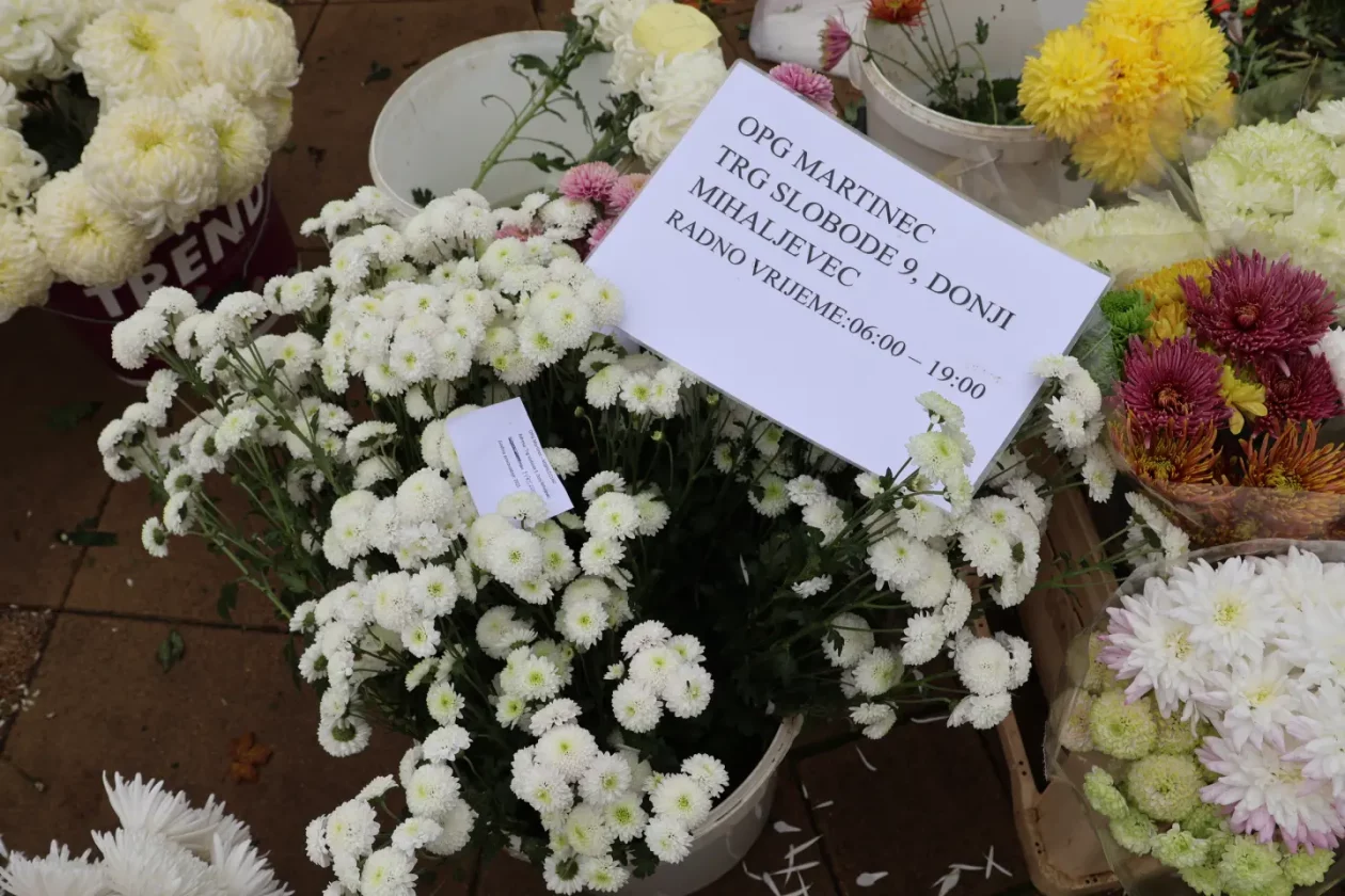 Čakovec, tržnica, 31.10.2025., Svi sveti, aranžmani (7)