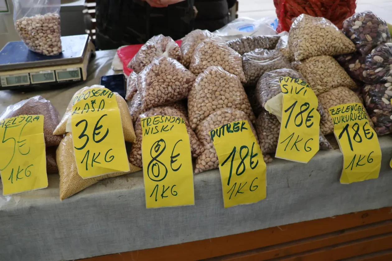 Čakovec, tržnica, 31.10.2025., Svi sveti, aranžmani (71)