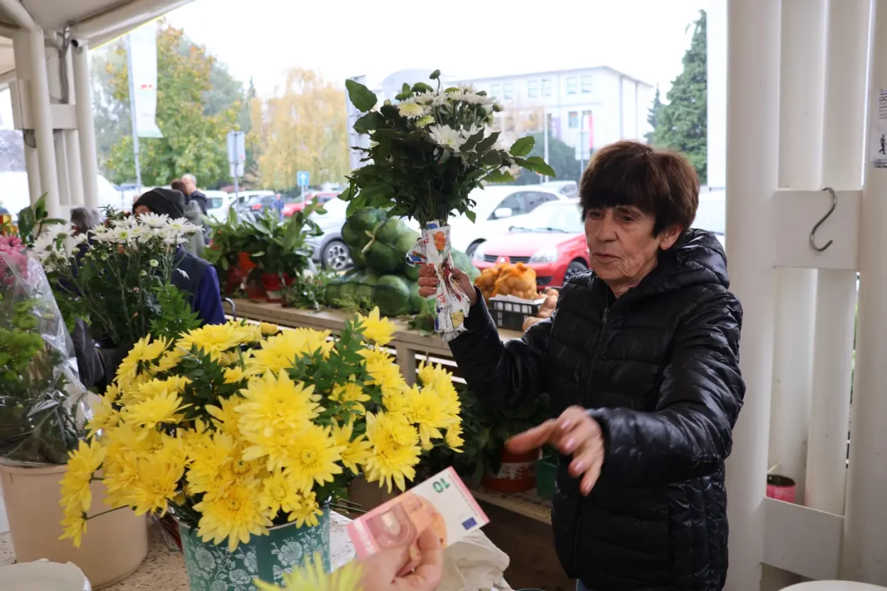 Čakovec, tržnica, 31.10.2025., Svi sveti, aranžmani (80)
