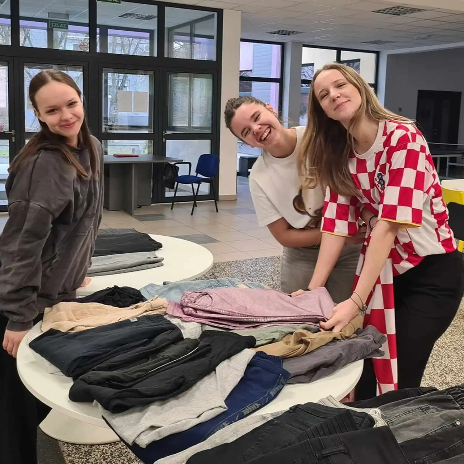 Čakovečki gimnazijalci organizirali sajam rabljene odjeće (1) Čakovečki gimnazijalci organizirali sajam rabljene odjeće (1)