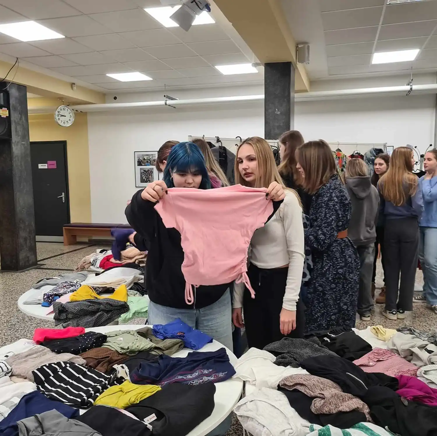 Čakovečki gimnazijalci organizirali sajam rabljene odjeće (10) Čakovečki gimnazijalci organizirali sajam rabljene odjeće (10)