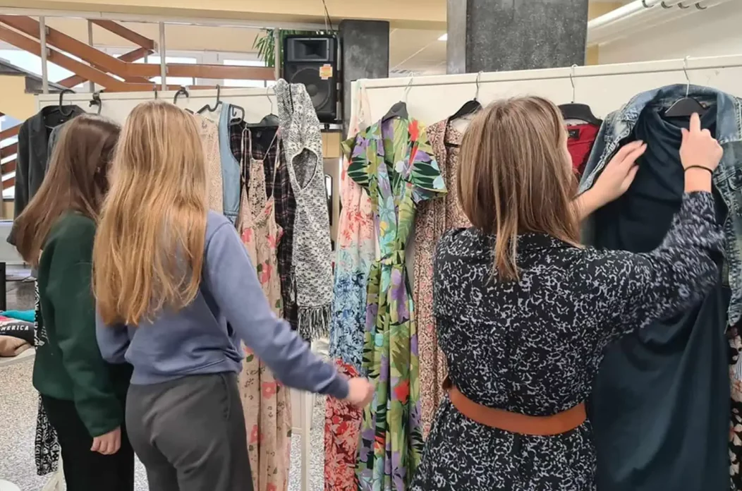 Čakovečki gimnazijalci organizirali sajam rabljene odjeće (11)