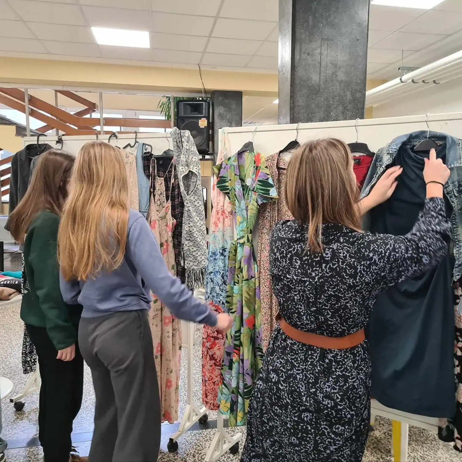 Čakovečki gimnazijalci organizirali sajam rabljene odjeće (11) Čakovečki gimnazijalci organizirali sajam rabljene odjeće (11)