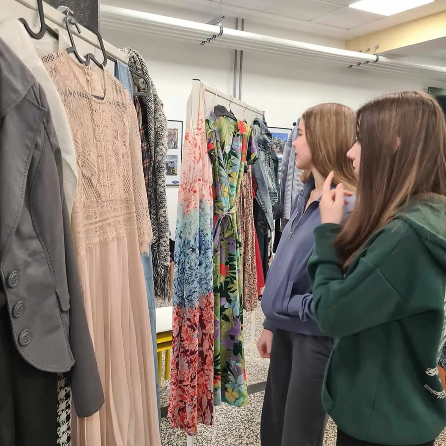 Čakovečki gimnazijalci organizirali sajam rabljene odjeće (12) Čakovečki gimnazijalci organizirali sajam rabljene odjeće (12)