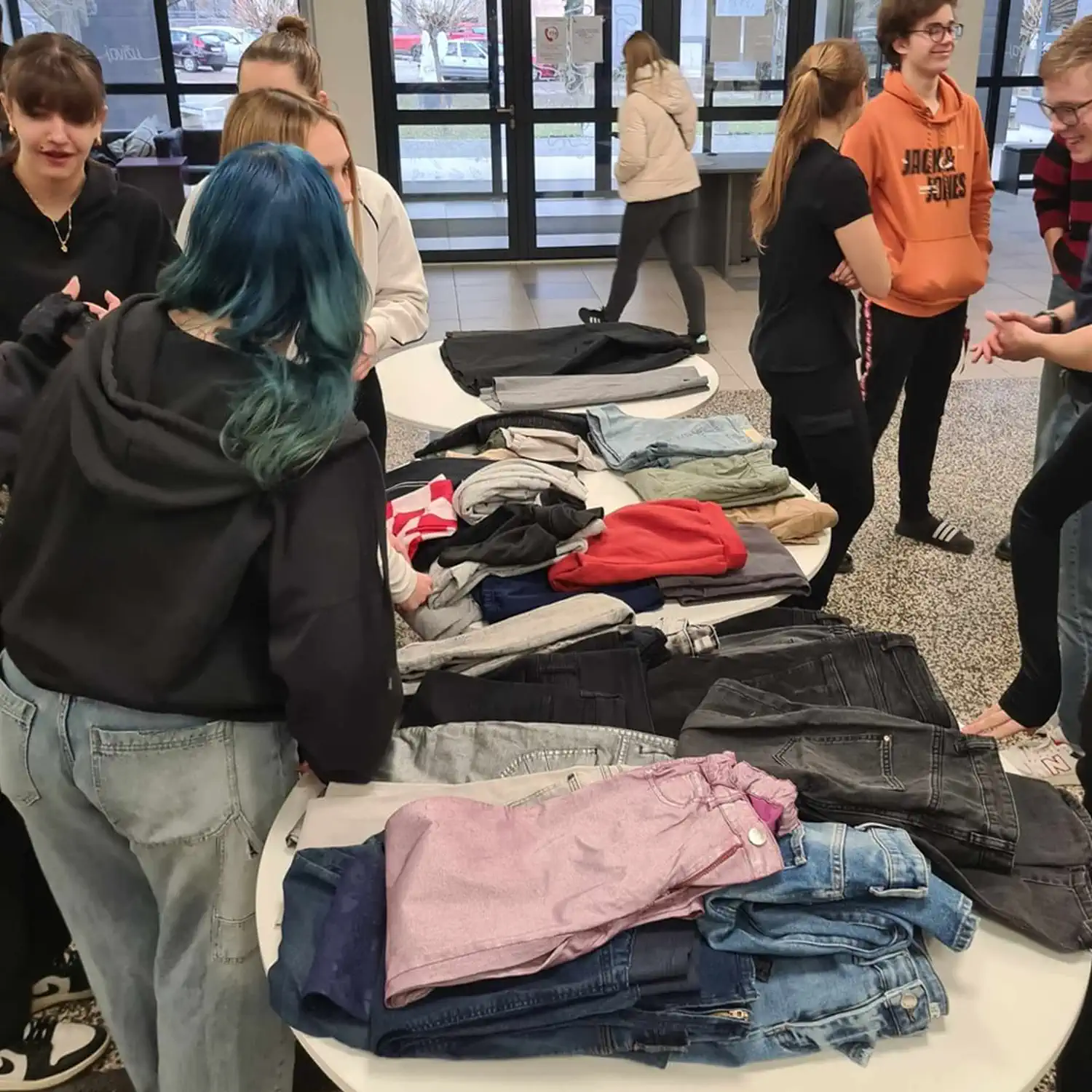 Čakovečki gimnazijalci organizirali sajam rabljene odjeće (3) Čakovečki gimnazijalci organizirali sajam rabljene odjeće (3)